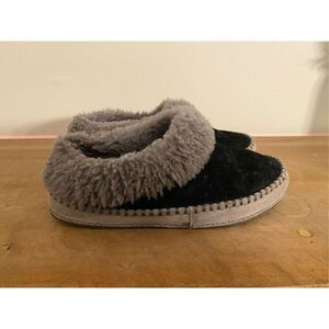 UGG size 6 Women's Wrin Slippers House shoes grey black